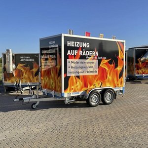 Heizungsservice auf Rädern für kalte Tage Ein Anhänger für mobile Heizungen, dekoriert mit einem feurigen Hintergrund und dem Slogan 'Heizung auf Rädern', steht in der Sonne.