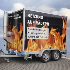 Mobiler Heizungsanhänger für schnelle Lösungen Ein Anhänger für Heizungsdienste, dekoriert mit Flammen und einem klaren Hinweis auf die Website für weitere Informationen.