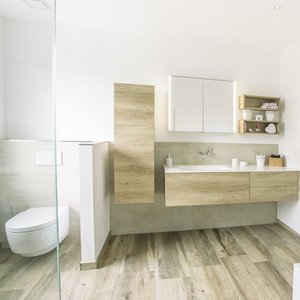 Stilvolles Badezimmer mit natürlichem Licht und Holzoberflächen