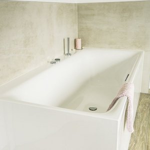 Moderne Badewanne in einem stilvollen Badezimmer Eine moderne, weiße Badewanne steht in einem minimalistischen Badezimmer mit einem sanften, neutralen Farbton.