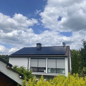 Häuser mit Solartechnologie und bewölktem Himmel Häuser mit Solartechnologie und bewölktem Himmel